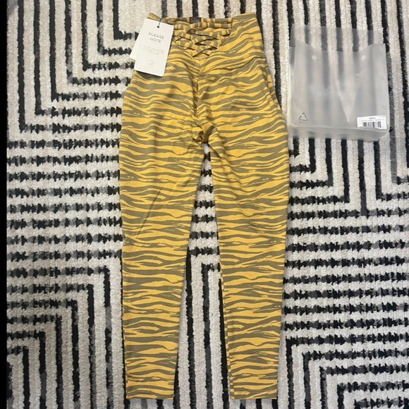 Bombshell Sportswear sexy back leggings in honey gold size MEDIUM NWT - Picture 5 of 7